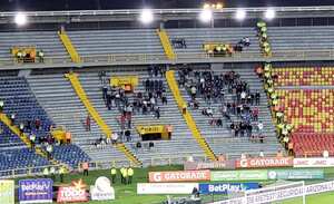 Hinchas Nacional en la previa del encuentro entre Santa Fe y Nacional