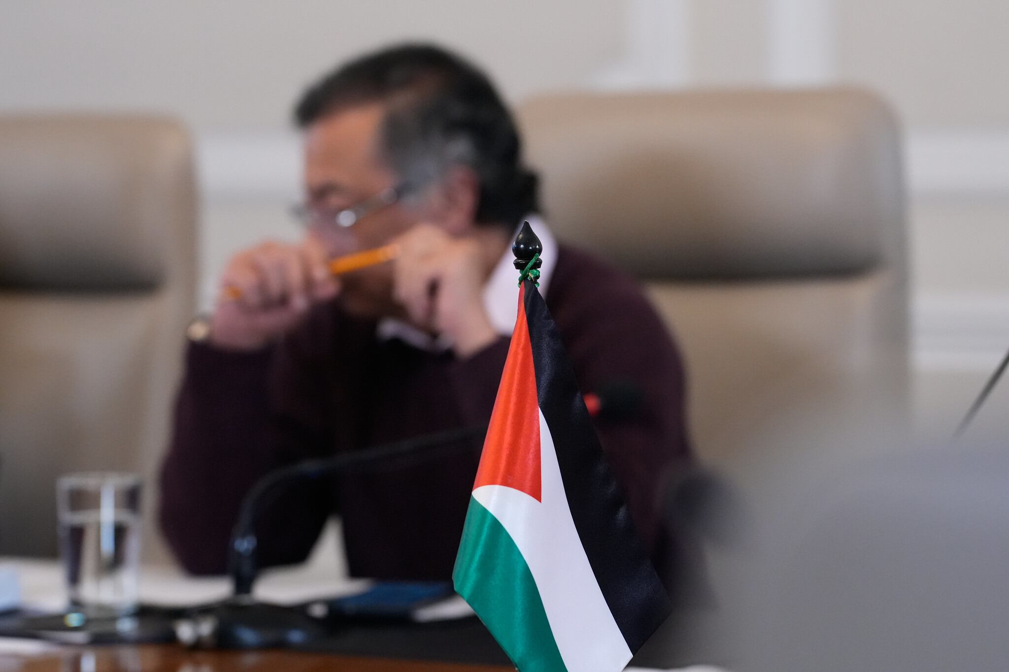 El presidente, Gustavo Petro, en el consejo de ministros del 29 de septiembre de 2025, en Bogotá, encuentro que ordenó que estuviera lleno de banderas de Palestina