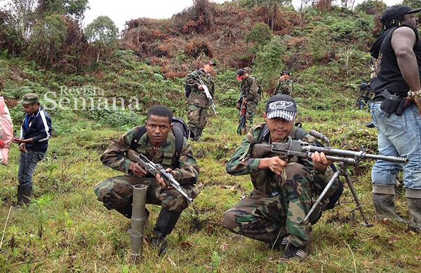 Esa estructura es comandada por alias 'Guerrero', que ha sido el encargado, entre otras cosas, de estar al frente de las cruentas guerras que dejaron centenares de muertos en varios municipios cuando se enfrentaron 'los Rastrojos' contra el grupo de 'los Machos' de 'Don Diego'. 