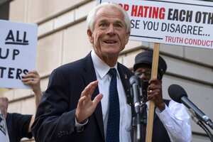 ARCHIVO - El exasesor comercial de la Casa Blanca, Peter Navarro, habla con los medios de comunicación a su salida de un tribunal federal, el martes 5 de septiembre de 2023, en Washington. (AP Foto/Mark Schiefelbein, Archivo)