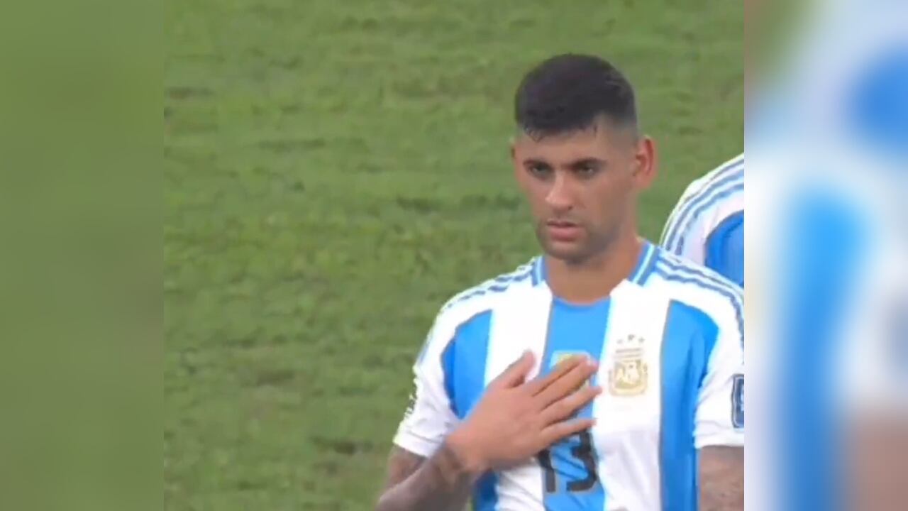 El futbolista desató fuertes críticas por su gesto.