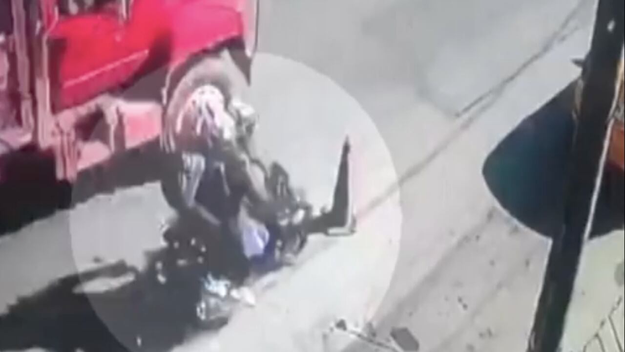 Un cono, al parecer, mal ubicado en la vía habría ocasionado que un motociclista perdiera el control de su vehículo y terminará debajo de una volqueta.