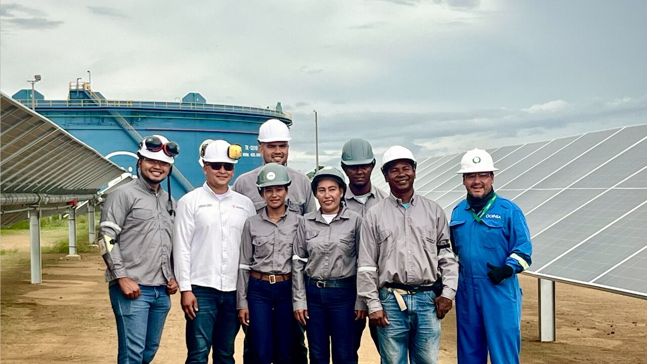 La construcción de este parque solar ha generado más de 180 empleos para las comunidades Zenú y Afrodescendientes de la región, fortaleciendo el vínculo entre el progreso tecnológico y las raíces culturales locales.