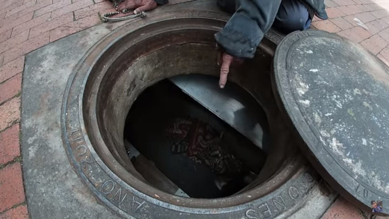 Habitante de calle, vive hace 18 años en una alcantarilla que ha adecuado como su hogar.