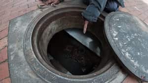 Habitante de calle, vive hace 18 años en una alcantarilla que ha adecuado como su hogar.