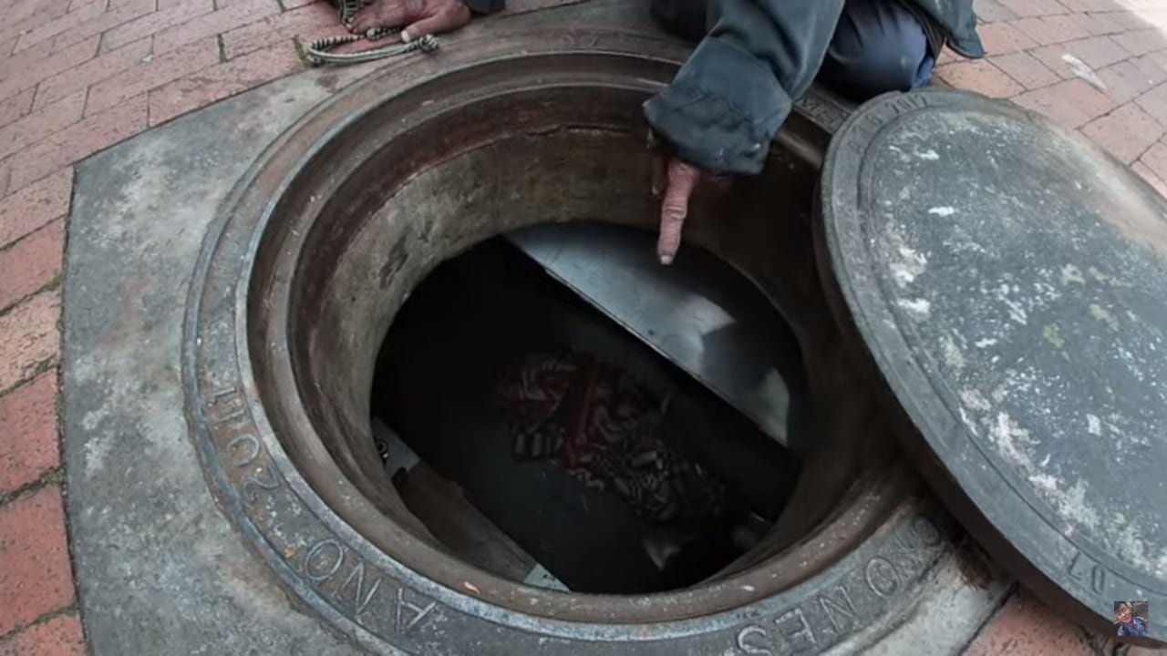 Habitante de calle, vive hace 18 años en una alcantarilla que ha adecuado como su hogar.