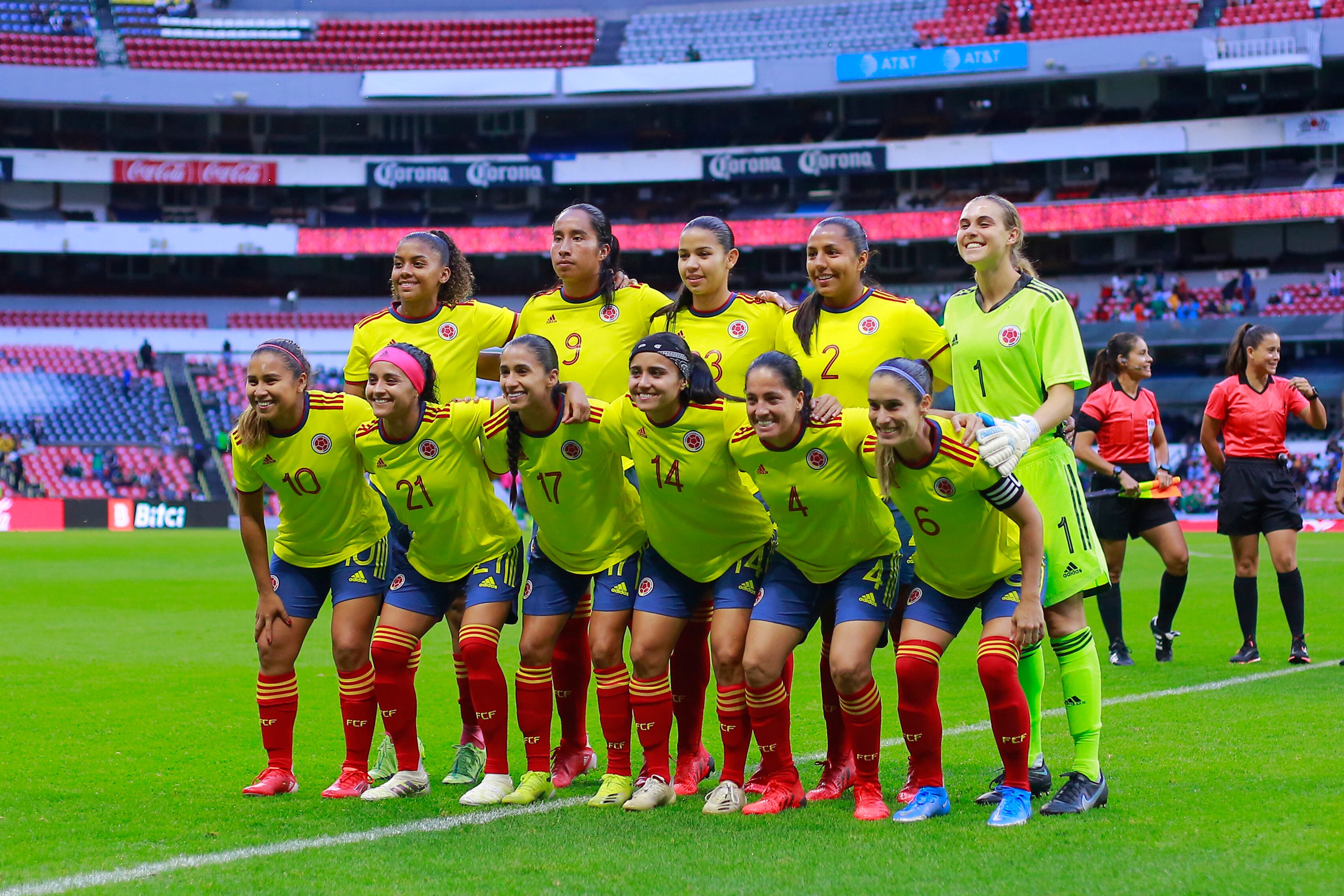 MEXICO CITY, MEXICO - SEPTEMBER 21: Players of team Colombia pose during the women's international friendly between Mexico and Colombia at Azteca Stadium on September 21, 2021 in Mexico City, Mexico. (Photo by Mauricio Salas/Jam Media/Getty Images)