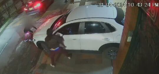 Las víctimas intentaron detener al delincuente, pero este les echó el carro encima.