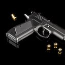 Pistola con cartuchos en la mesa del espejo.