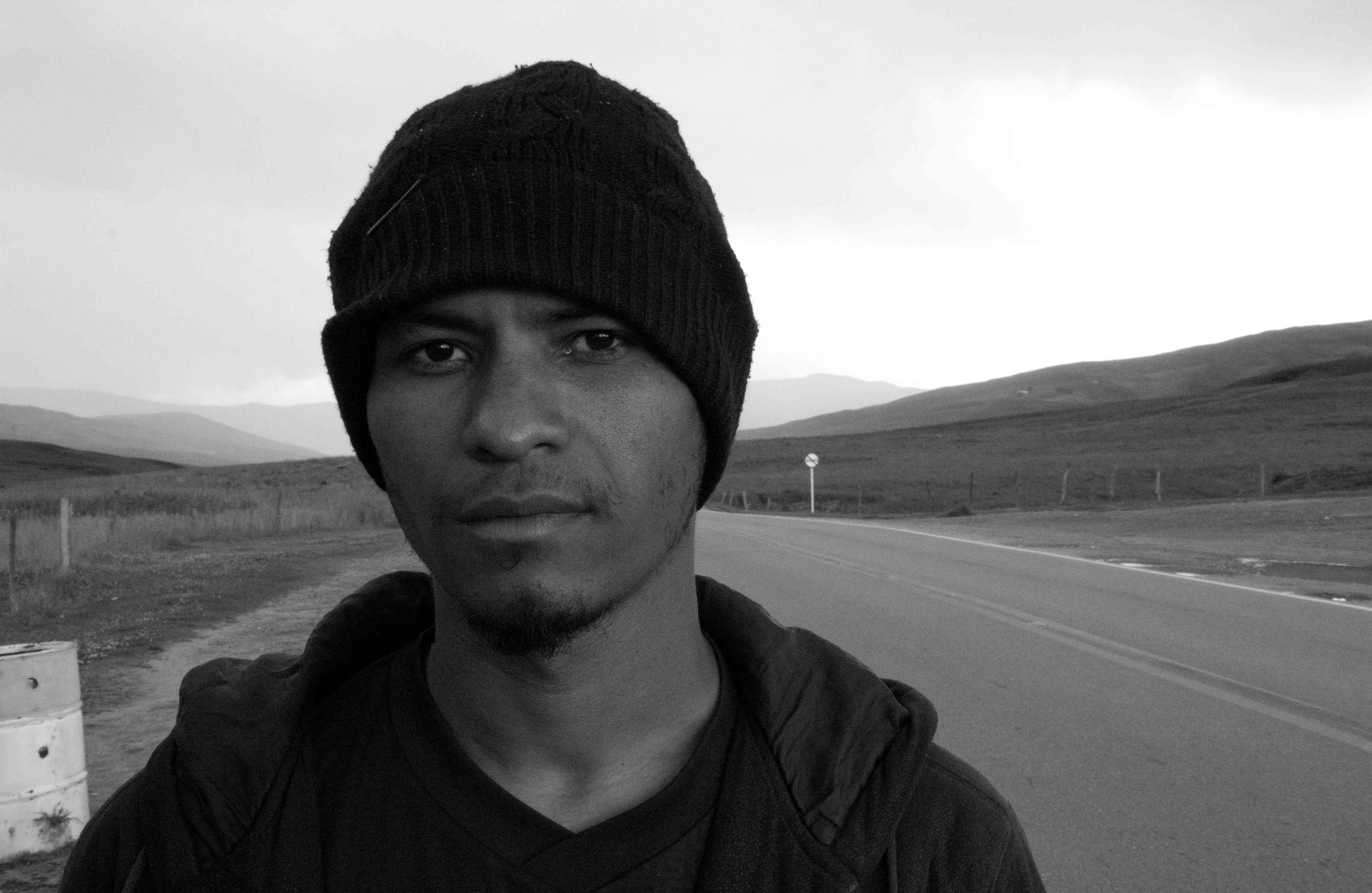 José Brons: José salió de su casa y dejó a sus hijas de seis y nueve años al cuidado de su abuela. Sintió que estaba dejando al tesoro de su vida, pero el dinero no les alcanzaba para comer. Intentó trabajar en todo, y los sueldos no fueron suficientes ni siquiera para un pedazo de carne. Aspira conseguir un trabajo y poder traer con él a su familia. 