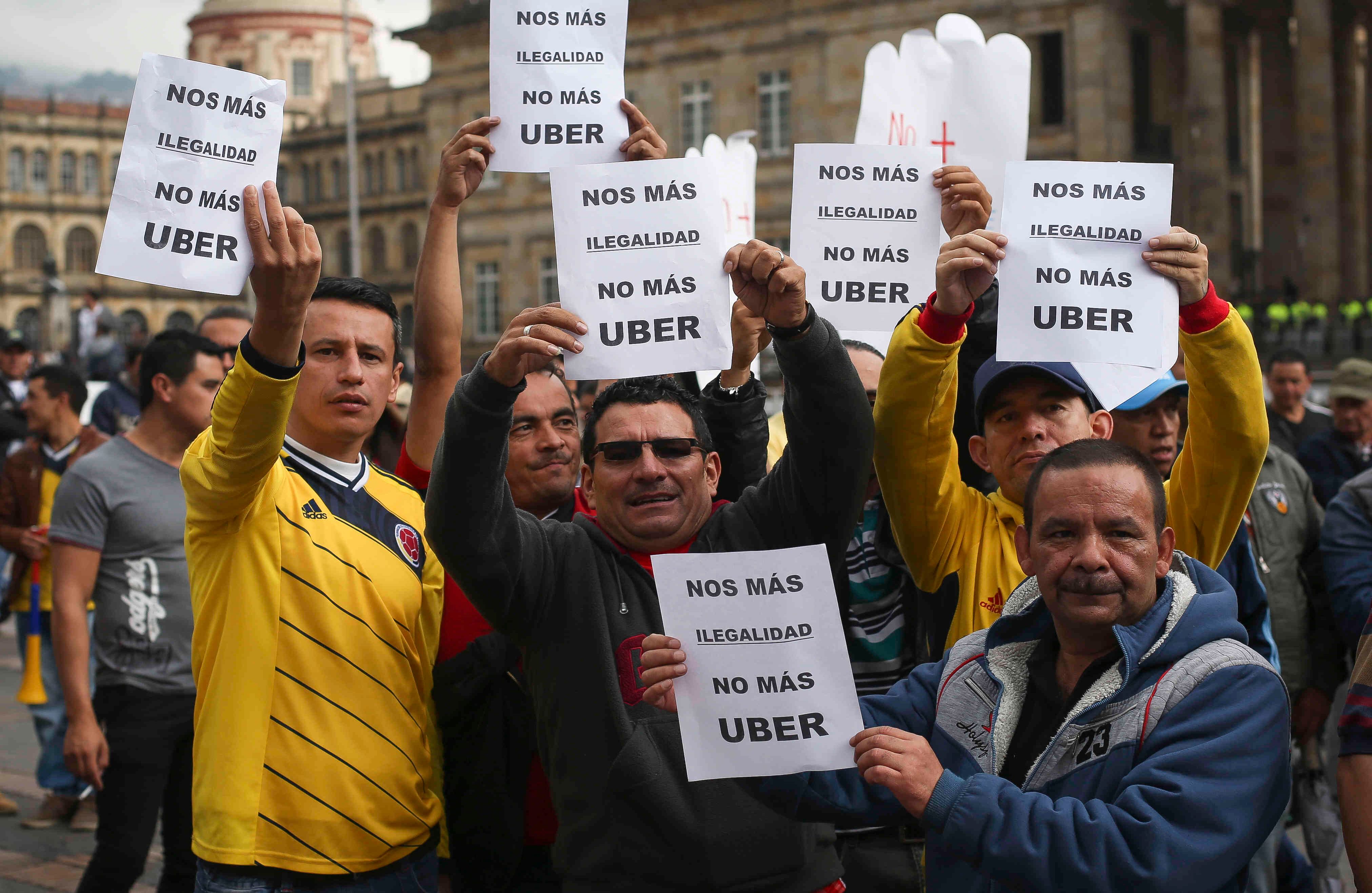 Varios taxistas imprimieron en hojas mensajes con su descontento con la plataforma Uber. Esteban Vega La-Rotta / Semana
