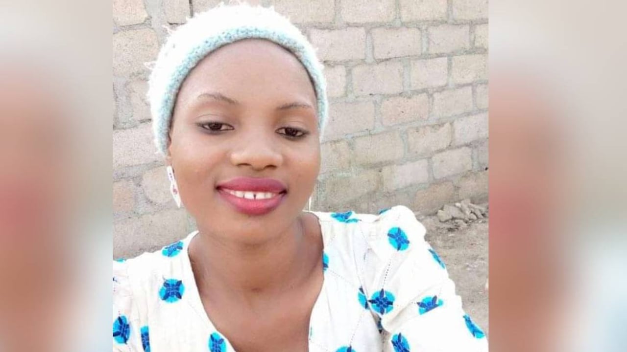 Tras ser asesinada a pedradas, el cuerpo de la mujer fue calcinado en vía pública.