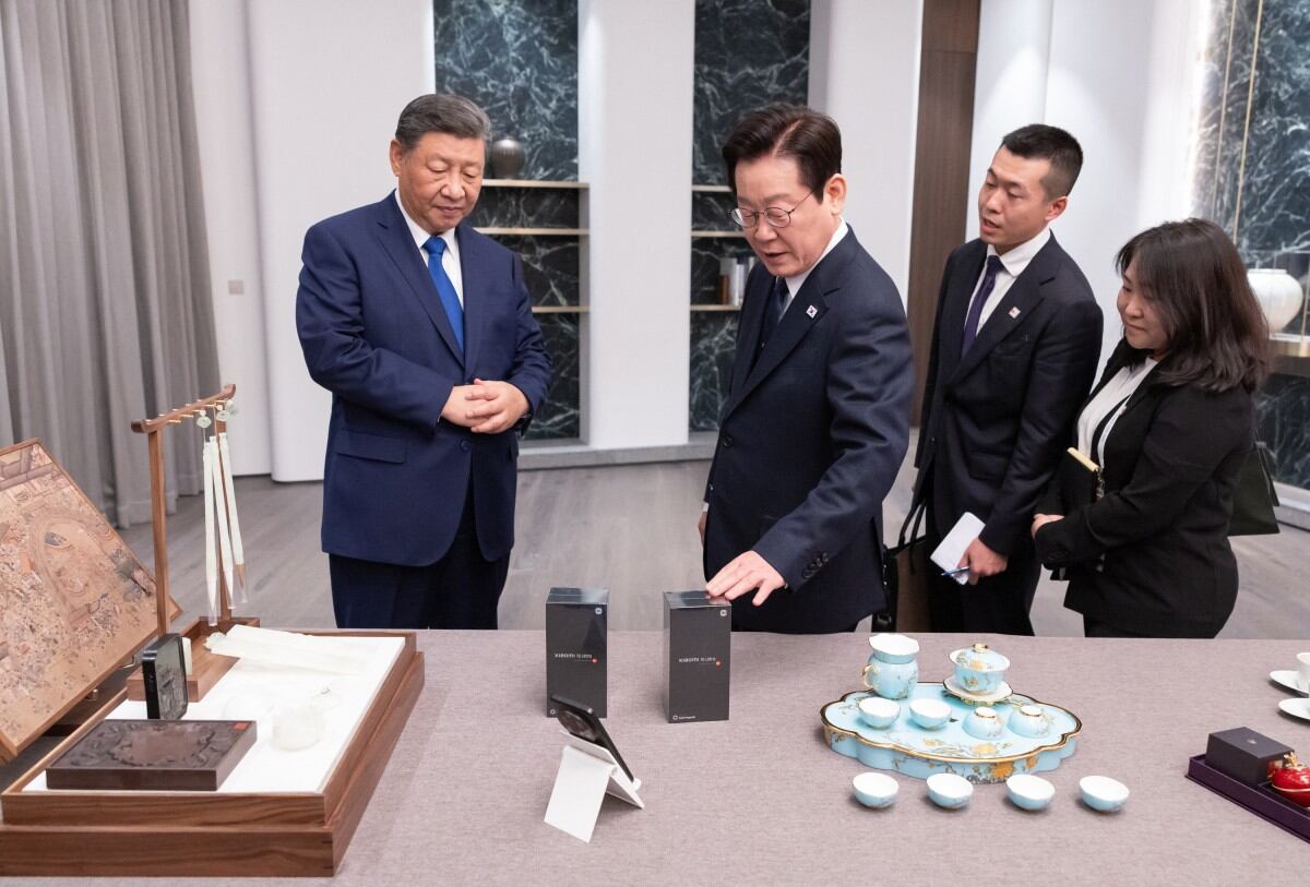 Esta fotografía, distribuida el 1 de noviembre de 2025 por la Oficina Presidencial de Corea del Sur a través de Yonhap, muestra al presidente surcoreano Lee Jae Myung (2º izq.) y al presidente chino Xi Jinping (izq.) intercambiando obsequios durante una reunión paralela a la Cumbre de Cooperación Económica Asia-Pacífico (APEC) en Gyeongju.