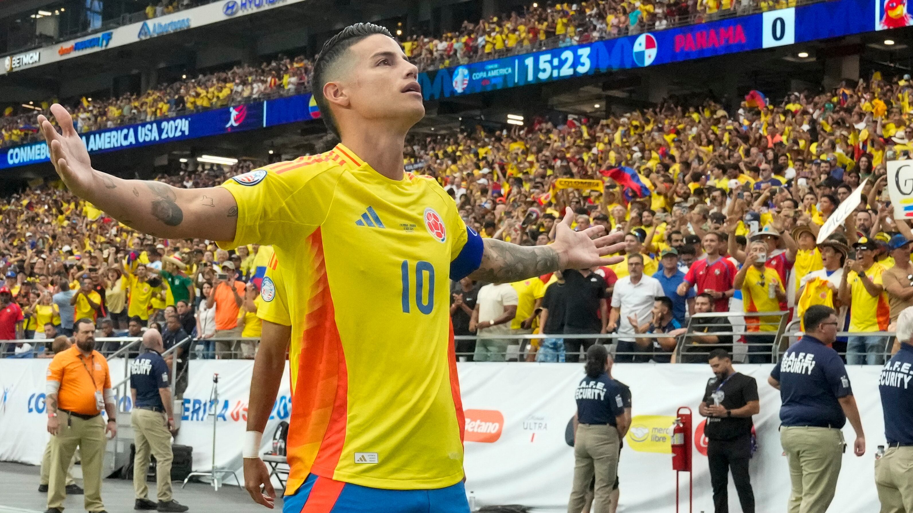 Colombia's James Rodriguez celebrates scoring his side's 2nd goal from the penalty spot against Panama during a Copa America quarterfinal soccer match in Glendale, Ariz., Saturday, July 6, 2024. (AP Photo/Rick Scuteri)