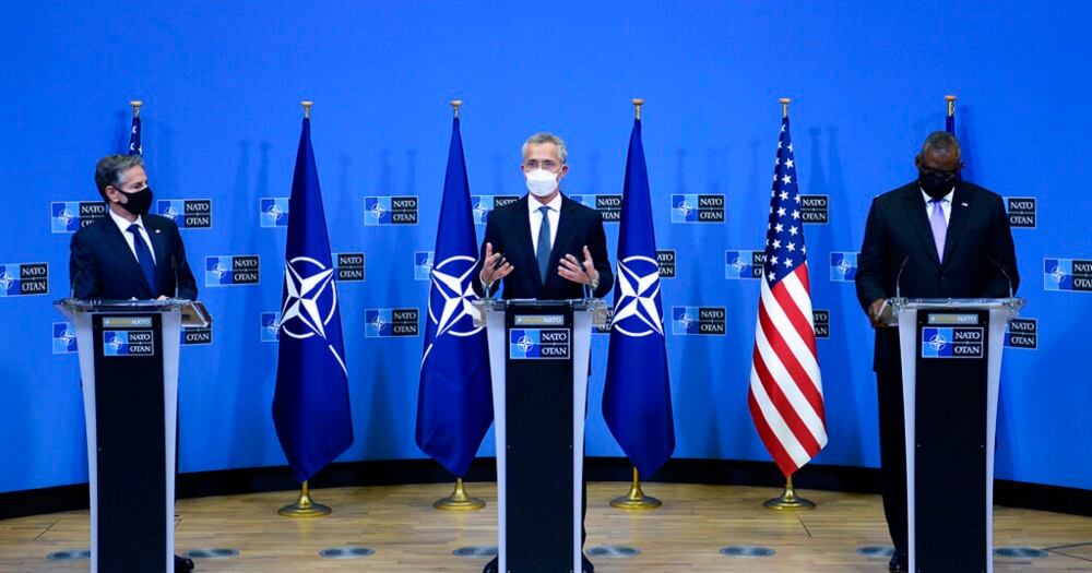 El secretario de Estado de Estados Unidos, Anthony Blinken, (izquierda), el secretario general de la OTAN, Jens Stoltenberg, (centro), y el secretario de Defensa estadounidense, Lloyd Austin, durante una conferencia de prensa en la sede de la OTAN, en Bruselas, el miércoles 14 de abril de 2021. (Johanna Geron, Pool vía AP)