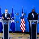 El secretario de Estado de Estados Unidos, Anthony Blinken, (izquierda), el secretario general de la OTAN, Jens Stoltenberg, (centro), y el secretario de Defensa estadounidense, Lloyd Austin, durante una conferencia de prensa en la sede de la OTAN, en Bruselas, el miércoles 14 de abril de 2021. (Johanna Geron, Pool vía AP)