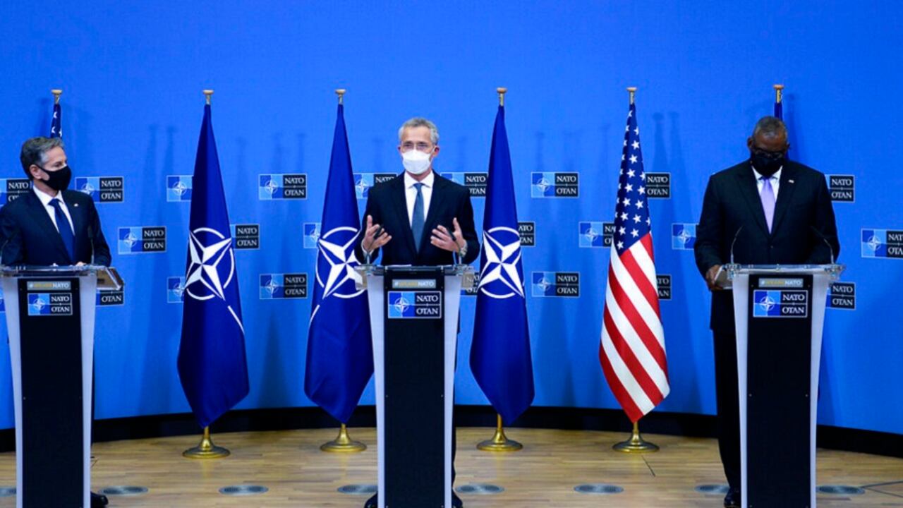 El secretario de Estado de Estados Unidos, Anthony Blinken, (izquierda), el secretario general de la OTAN, Jens Stoltenberg, (centro), y el secretario de Defensa estadounidense, Lloyd Austin, durante una conferencia de prensa en la sede de la OTAN, en Bruselas, el miércoles 14 de abril de 2021. (Johanna Geron, Pool vía AP)