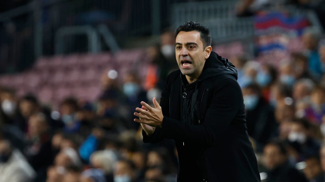 Xavi estuvo bastante activo desde la línea dando indicaciones a sus jugadores