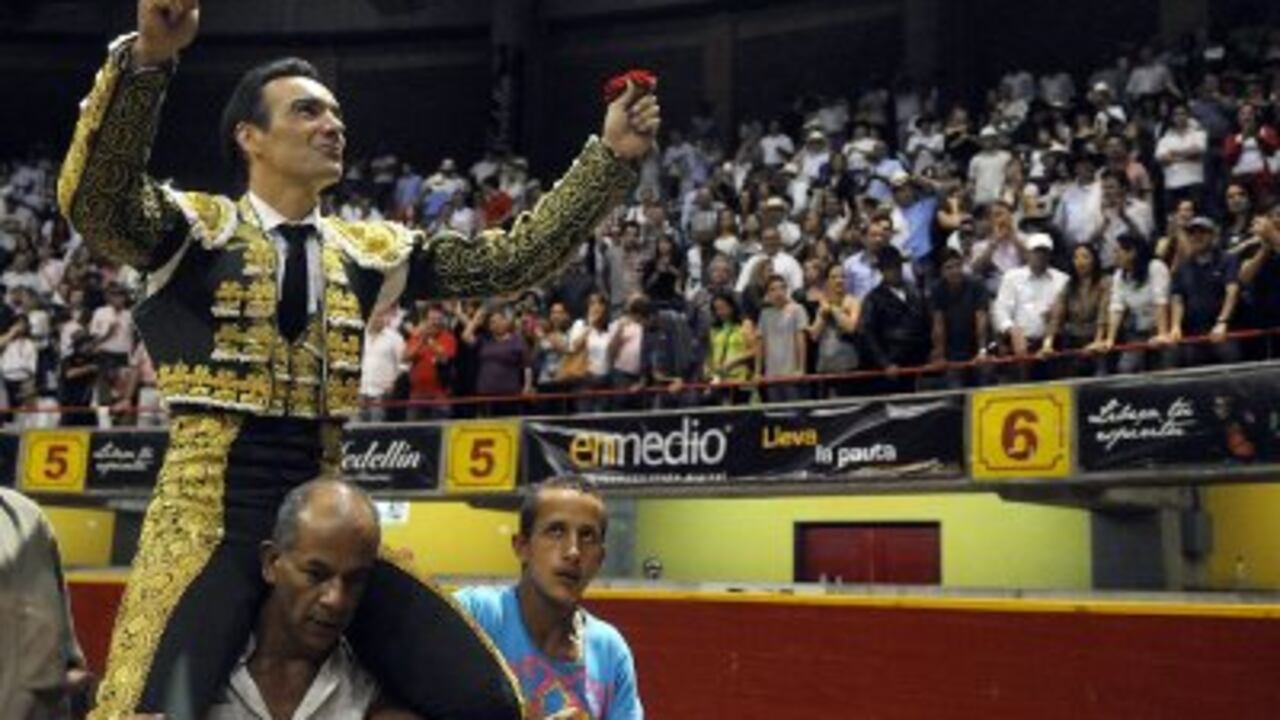 Manuel Jesús El Cid cortó cuatro orejas y un rabo, este simbólico, en la última de abono en Medellín