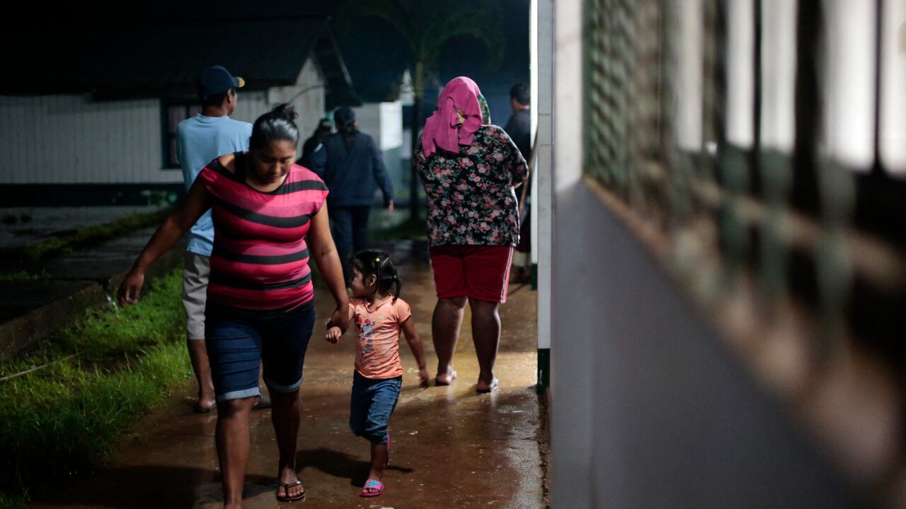 Una mujer y su hija caminan en un refugio temporal antes de la llegada de la tormenta tropical Bonnie en Bluefields, Nicaragua, el 1 de julio de 2022.