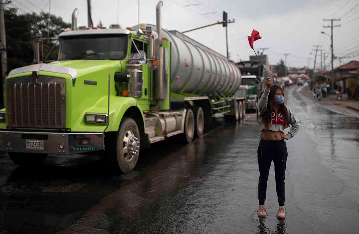 Bloqueos en la salida de Bogotá vía al Llano por falta de recursos y presencia del estado durante la pandemia.