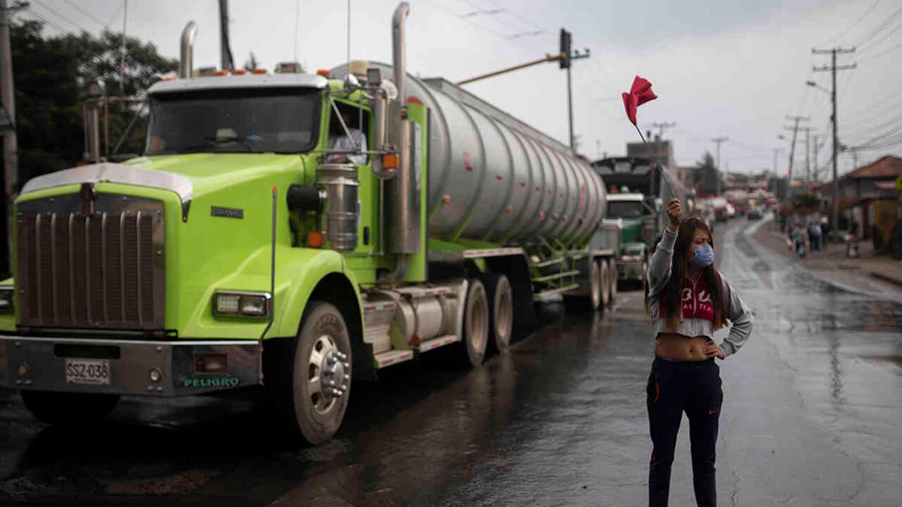 Bloqueos en la salida de Bogotá vía al Llano por falta de recursos y presencia del estado durante la pandemia.