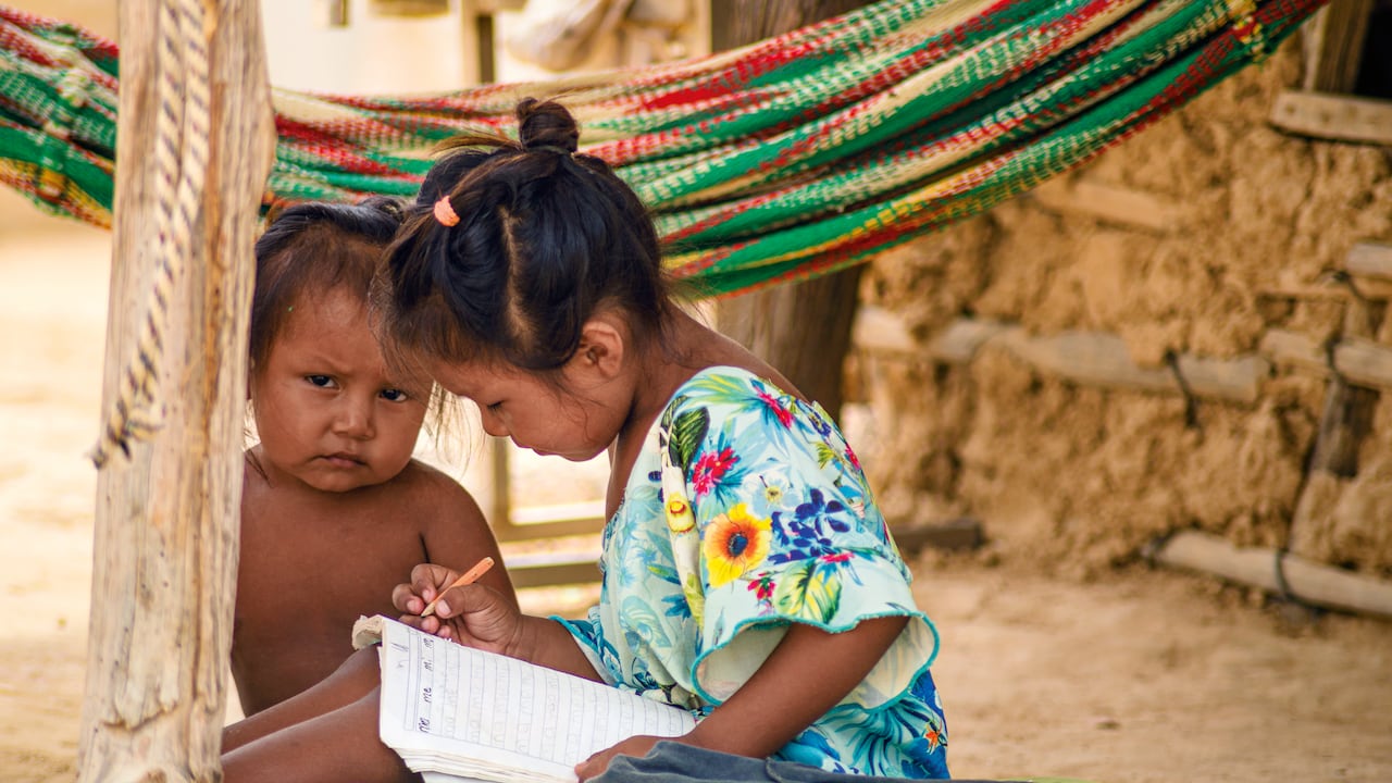 En la Alta Guajira, decenas de niños wayúu caminan durante horas para llegar a estudiar.