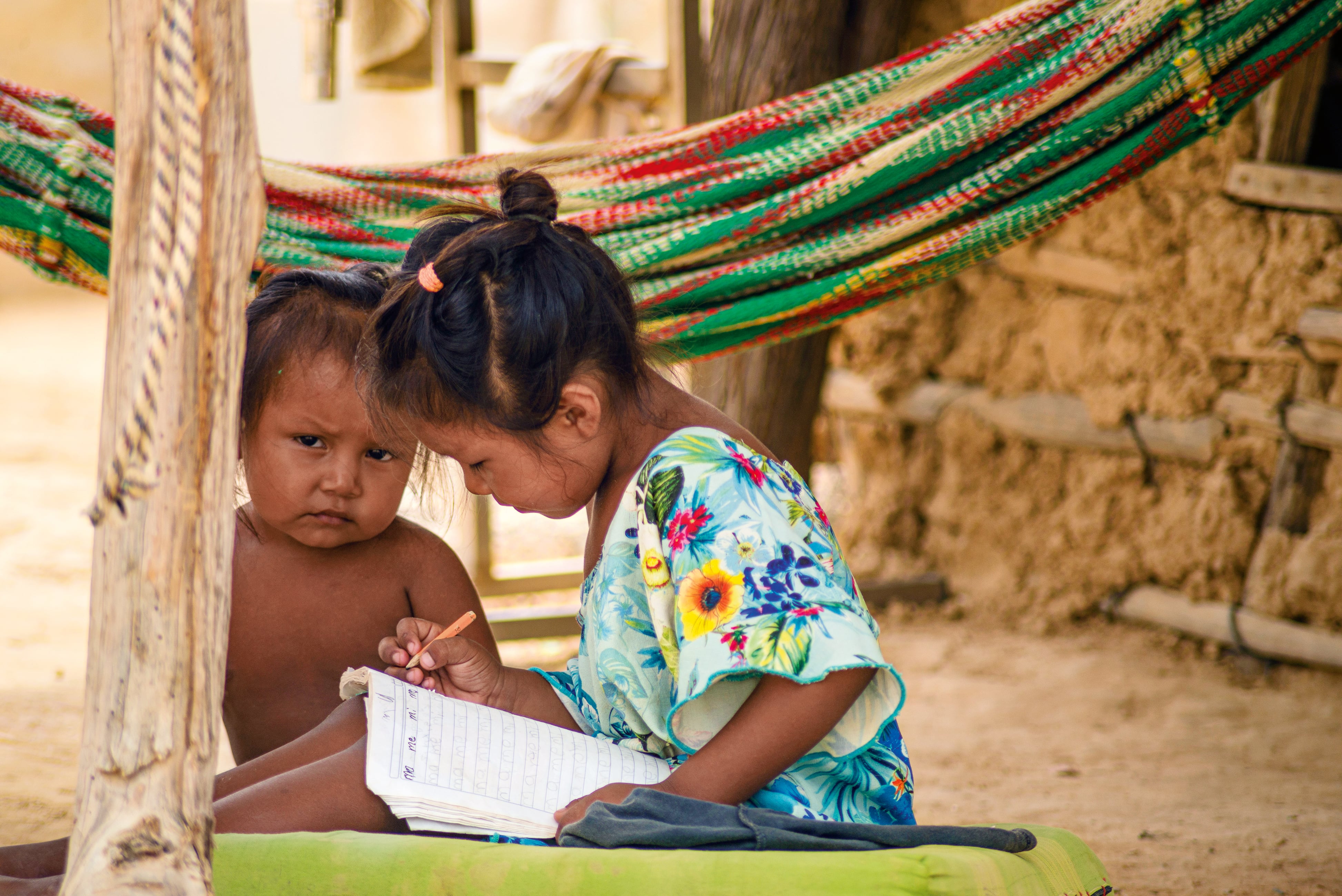 En la Alta Guajira, decenas de niños wayúu caminan durante horas para llegar a estudiar.