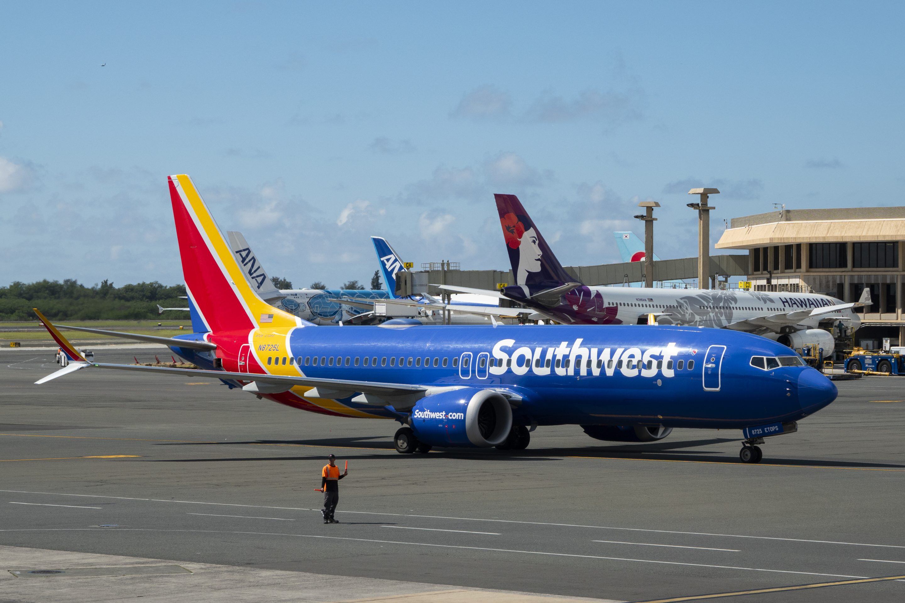 Maletas circulando por la banda transportadora en la zona de recogida de equipaje de un aeropuerto.