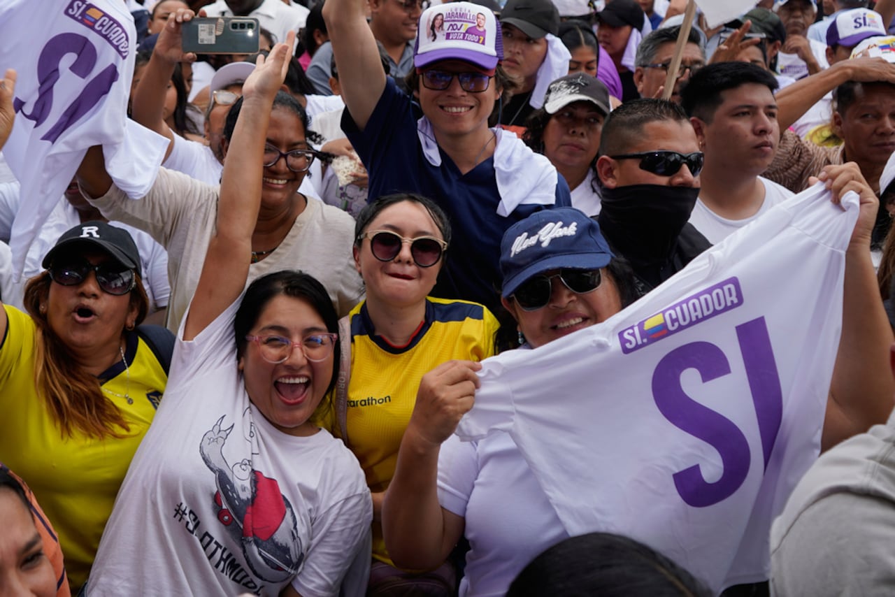 Habitantes locales se movilizan para animar a la población a votar a favor de un referéndum que decidirá, entre otros asuntos, si se permiten bases militares extranjeras en Ecuador, durante una concentración en Guayaquil