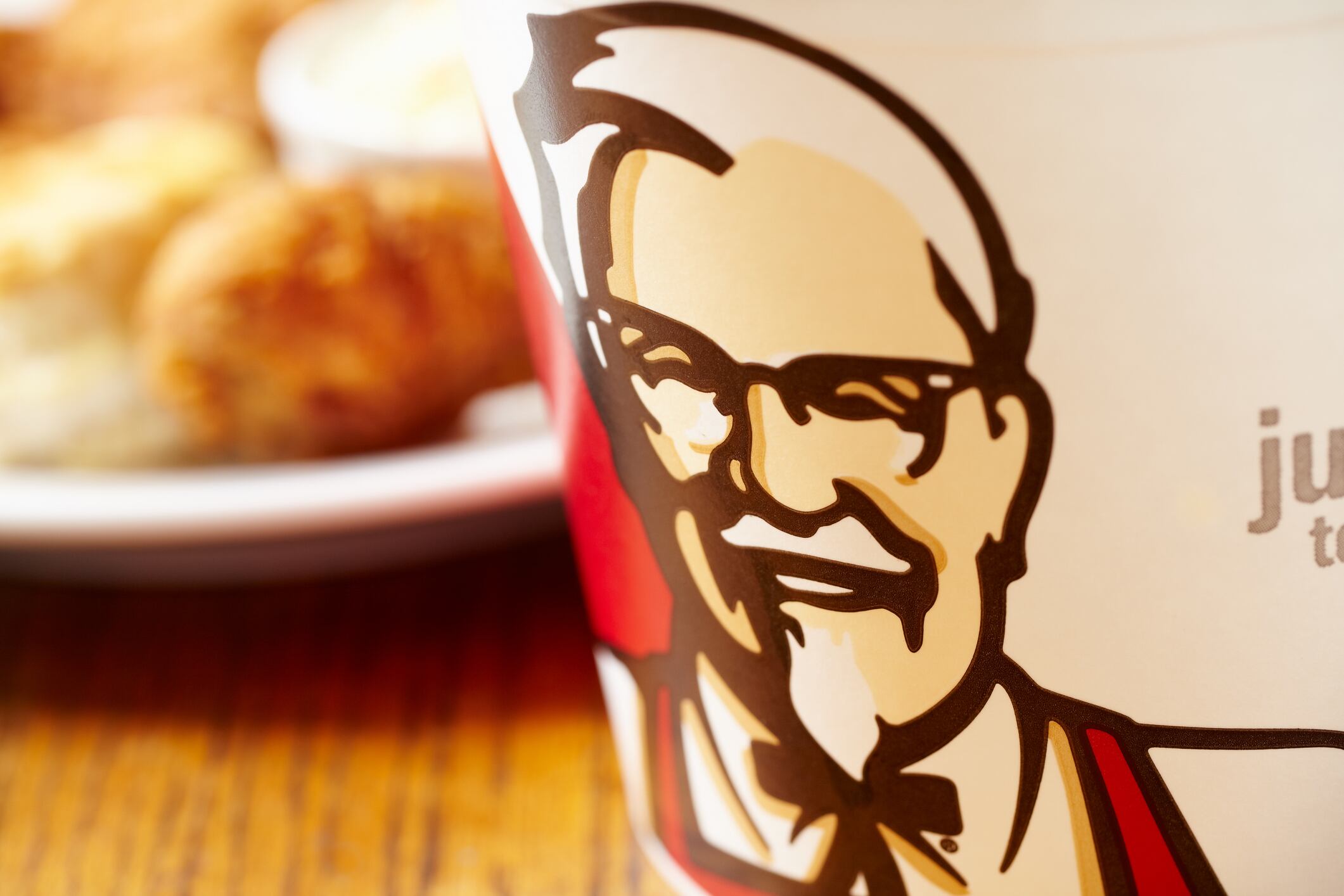 ¿Quiere impresionar a sus amigos y familiares con su habilidad culinaria? Sorpréndalos con un pollo apanado al estilo KFC hecho en casa que rivaliza con el sabor de la comida rápida.