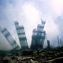 Los restos del World Trade Center stands en medio de los escombros en Nueva York, martes 11 de septiembre de 2001. Foto de AP / Alexandre Fuchs