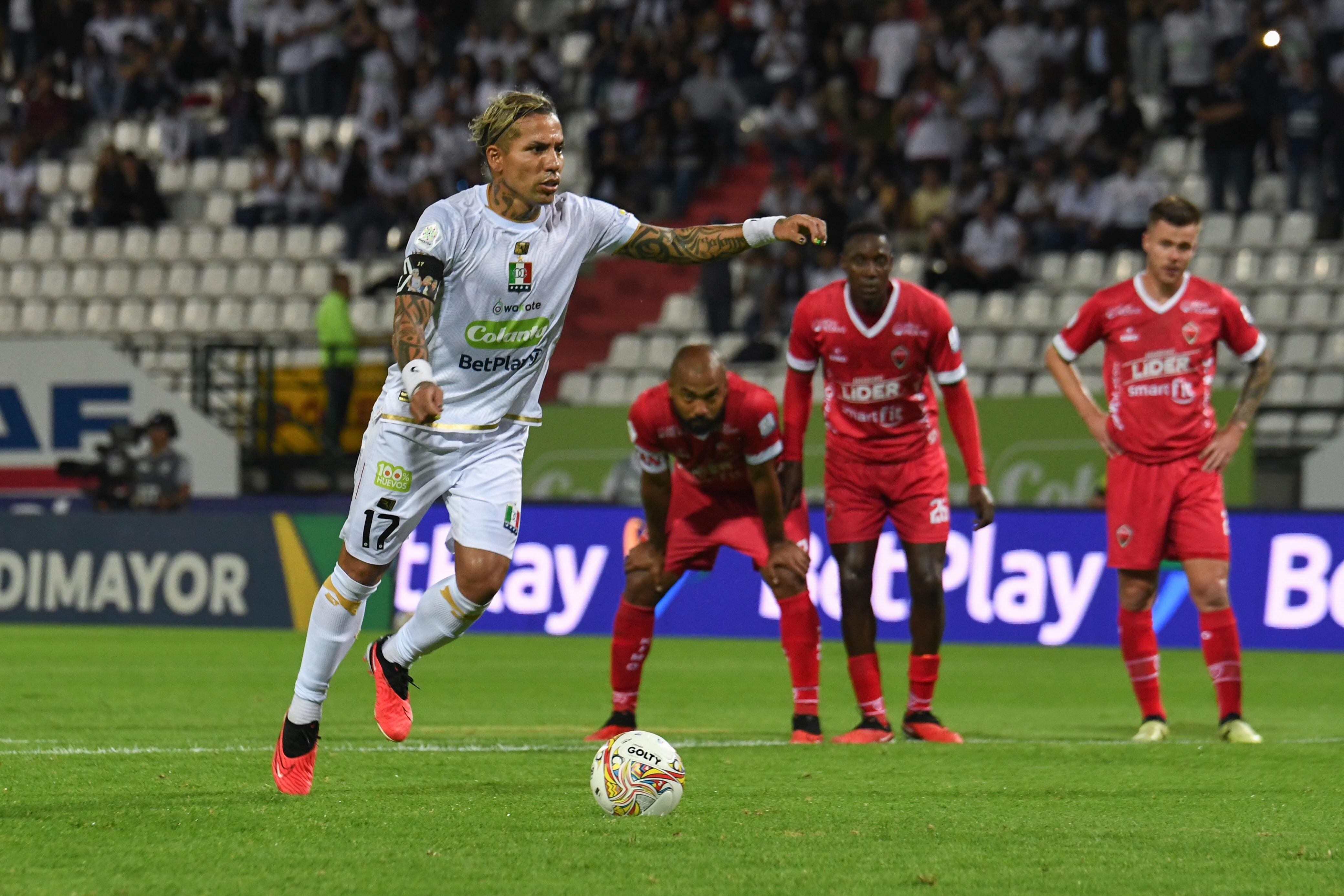 Dayro Moreno antes de marcar su gol número 221 en la historia del Fútbol Profesional Colombiano (FPC) con el Once Caldas frente a Patriotas de Boyacá.