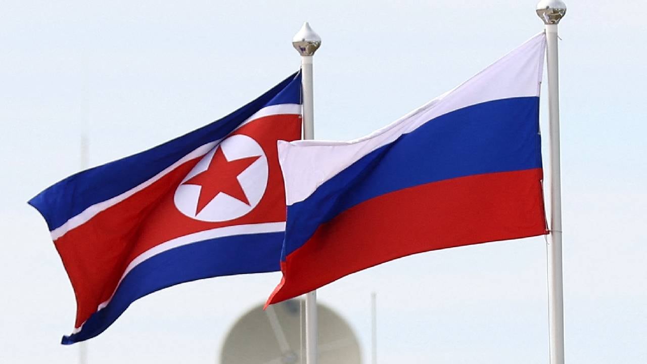 Banderas rusas y norcoreanas ondean en el cosmódromo de Vostochni, sede de la reunión entre el presidente ruso, Vladimir Putin, y el líder de Corea del Norte Kim Jong-un.