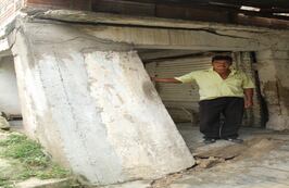 Esta casa está en tal mal estado que cualquiera puede entrar así no estén sus dueños porque no hay puerta y porque ese lugar luce como una zona de derrumbe Foto: Pablo Andrés Monsalve