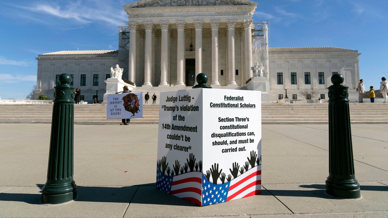 Unas personas protestas afuera de la Corte Suprema de Estados Unidos, el miércoles 7 de febrero de 2024, en Washington. (AP Foto/Jose Luis Magana)