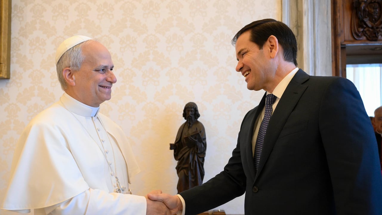 El papa León XIV y el secretario de Estado de Estados Unidos, Marco Rubio, durante su primer encuentro en mayo del 2025. Este lunes será el segundo.