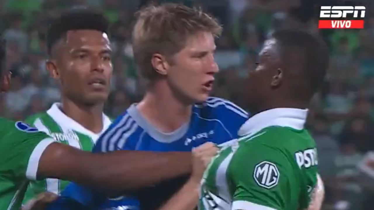 Andrés Llinás confrontó a Román en el minuto 63 del partido por Copa Sudamericana.