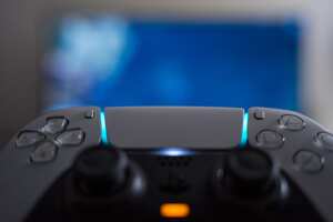 El consumo de batería del control DualSense en la PlayStation 5 ha generado un debate entre los jugadores, quienes se preguntan si hay factores que podrían estar influyendo en su duración.