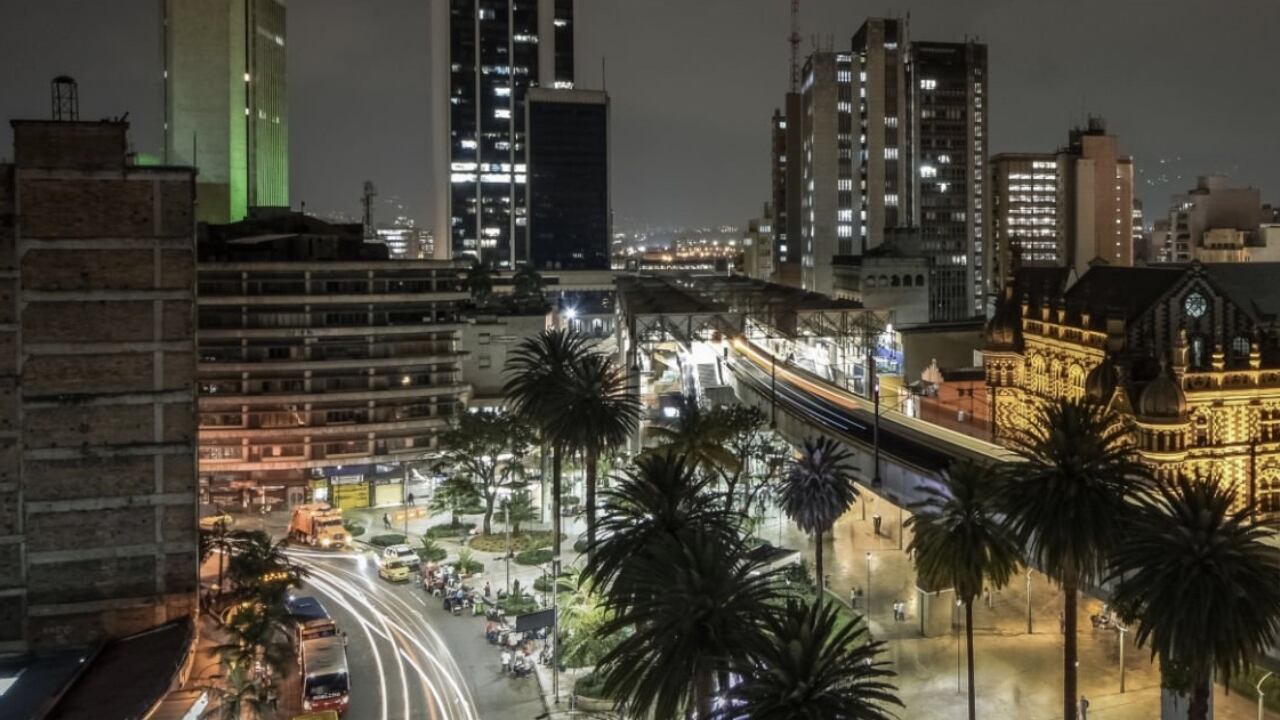 La Plaza Botero y el metro de Medellín son dos atractivos turísticos de la ciudad
