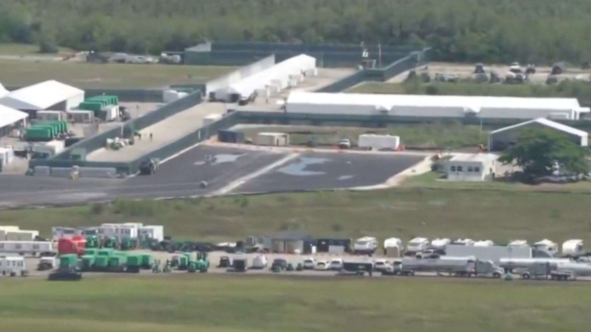 Vista del centro de detención migratoria “Alligator Alcatraz”, ubicado en los Everglades de Florida, una instalación rodeada de humedales que ha sido objeto de denuncias por condiciones y trato a migrantes.