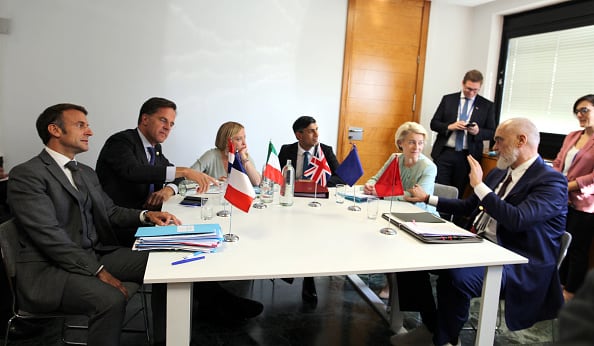 La reforma busca implementar un mecanismo de solidaridad obligatoria entre los Estados miembros si alguno de ellos enfrenta la llegada masiva de migrantes a sus fronteras, como ocurrió durante la crisis de refugiados sirios de 2015 y 2016.