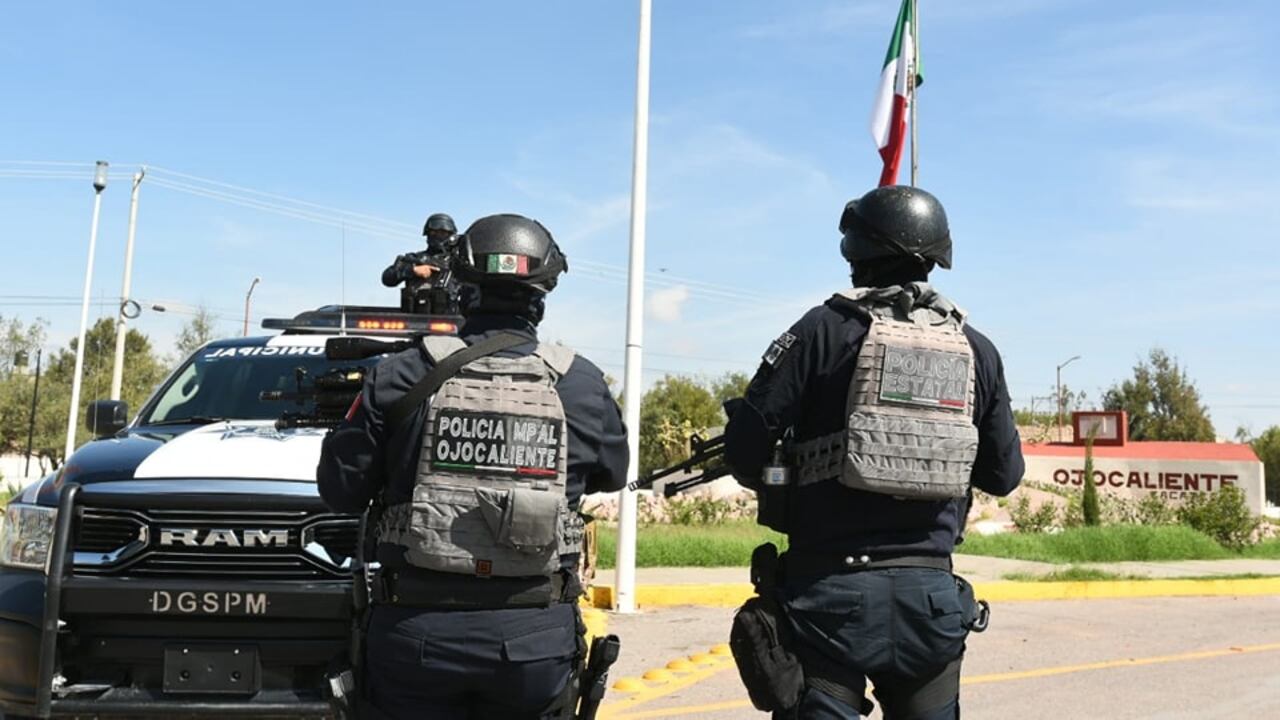 El primer bloqueo se reportó sobre la carretera Los Mochis-Topolobampo, antes de las 9:00 de la mañana, donde había presencia de tráileres incendiados que obstaculizaban ambos carriles y la carretera.