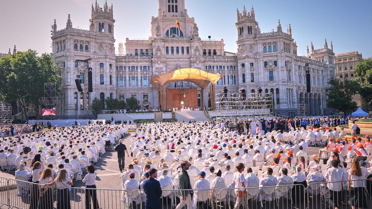 El papa León XIV preside una misa por el feriado católico de Corpus Christi en la plaza de Cibeles en Madrid, España.