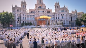 El papa León XIV preside una misa por el feriado católico de Corpus Christi en la plaza de Cibeles en Madrid, España.