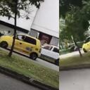 Taxista se llevó por delante a un policía de tránsito para evitar un comparendo