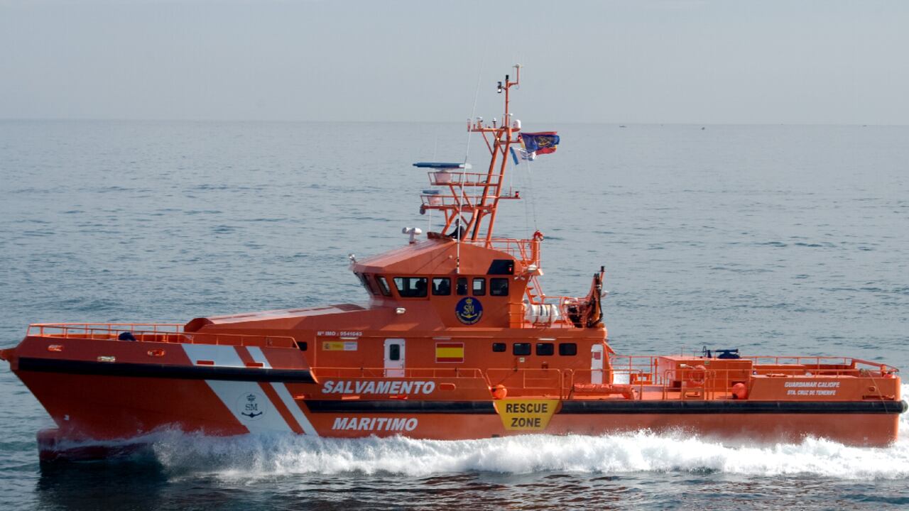 Fuerzas de Salvamento, en España, rescataron a más de 80 migrantes que habían naufragado.