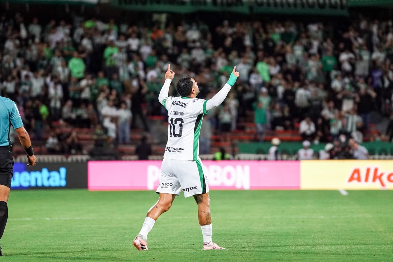 Edwin Cardona celebrando su gol de media cancha ante Deportivo Pasto