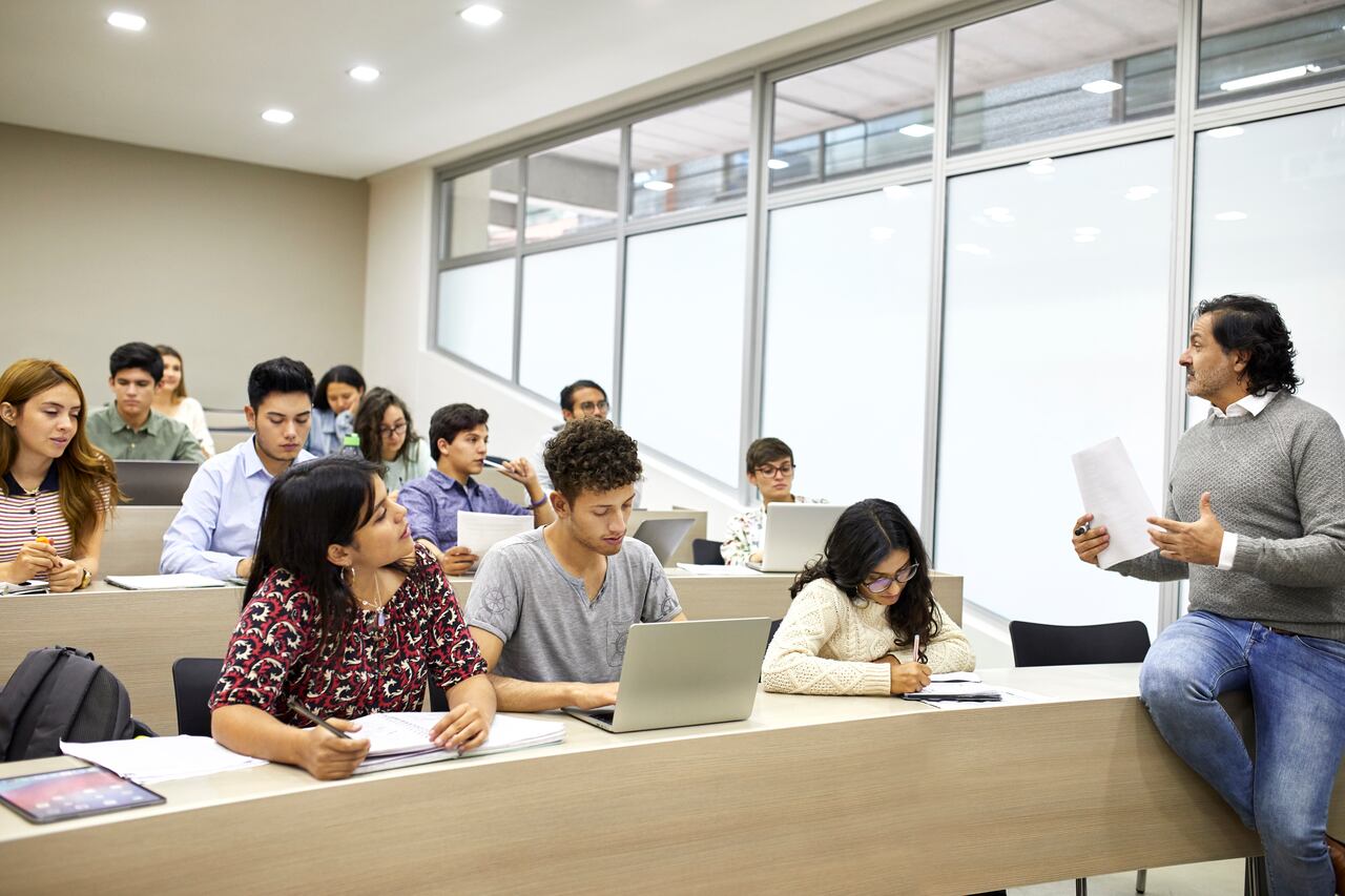 Buscan profesores en Medellín.