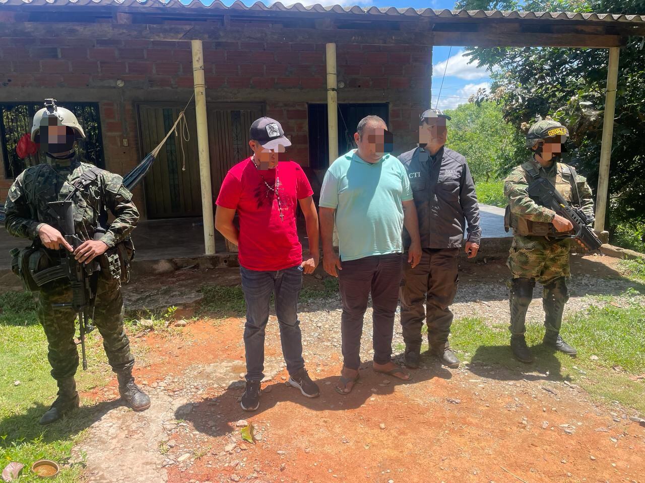 Momento exacto de la captura de alias 'Viejo' en el Bajo Cauca antioqueño, vinculado como supuesto cabecilla político del Clan del Golfo.